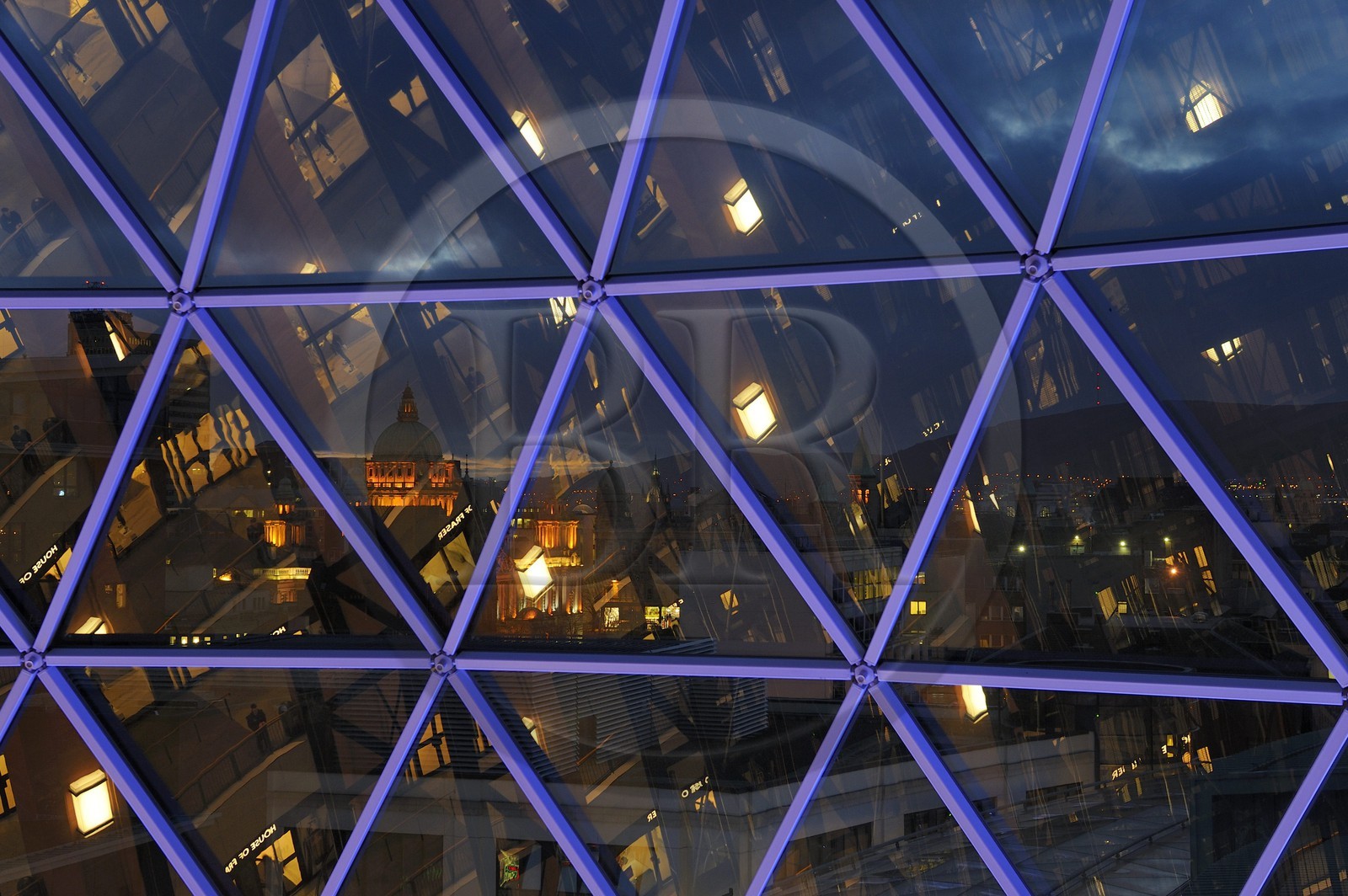 Royaume-Uni, Irlande du Nord, Belfast, le dôme en verre de 35m de diamètre du centre commercial de Victoria Square offre une large vue sur la ville