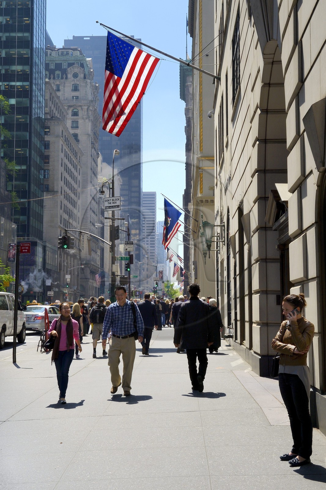 Etats-Unis, New York, Manhattan, Midtown, passants sur la 5eme Avenue