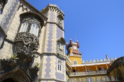 Portugal, région de Lisbonne, Sintra, le Palais national de Pena (Palacio Nacional da Pena) classé Patrimoine Mondial de l'UNESCO, l’arc de triton, décoré de détails néo-manuélins et la tour de l'horloge