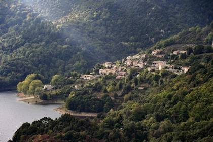 France, Corse-du-Sud (2A), Vallée du Prunelli, village de Tolla au bord du lac artificiel de Tolla depuis le col de la Scalledda