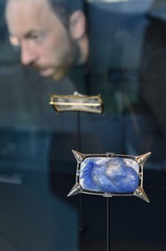 France, Bas-Rhin (67), Wingen-sur-Moder, le musée Lalique, bijou créé par René Lalique, broche Quatre Paons vers 1906-1908, en argent, verre, émail et or