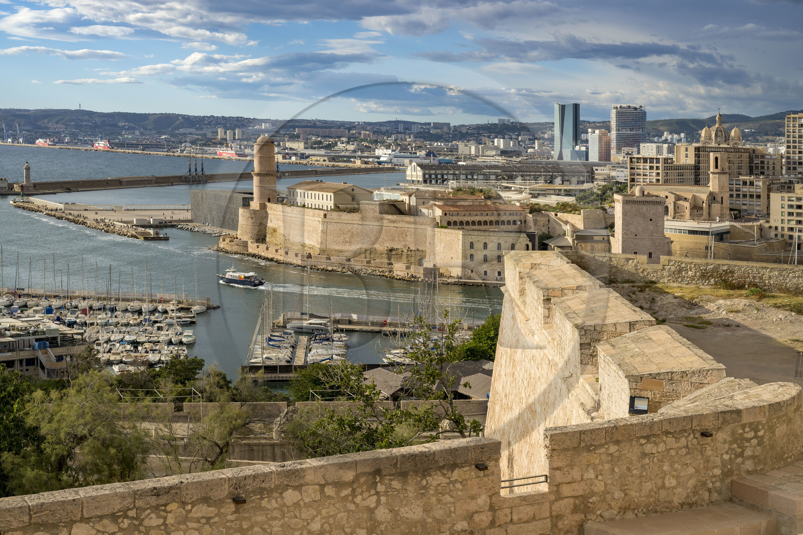 France, Bouches-du-Rhône (13), Marseille, le Fort Saint Jean à l'entrée du Vieux Port vu depuis la Citadelle de Marseille (Fort Saint-Nicolas, le haut fort appelé fort d’Entrecasteaux), la tour CMA CGM et tour La Marseillaise en arrière plan