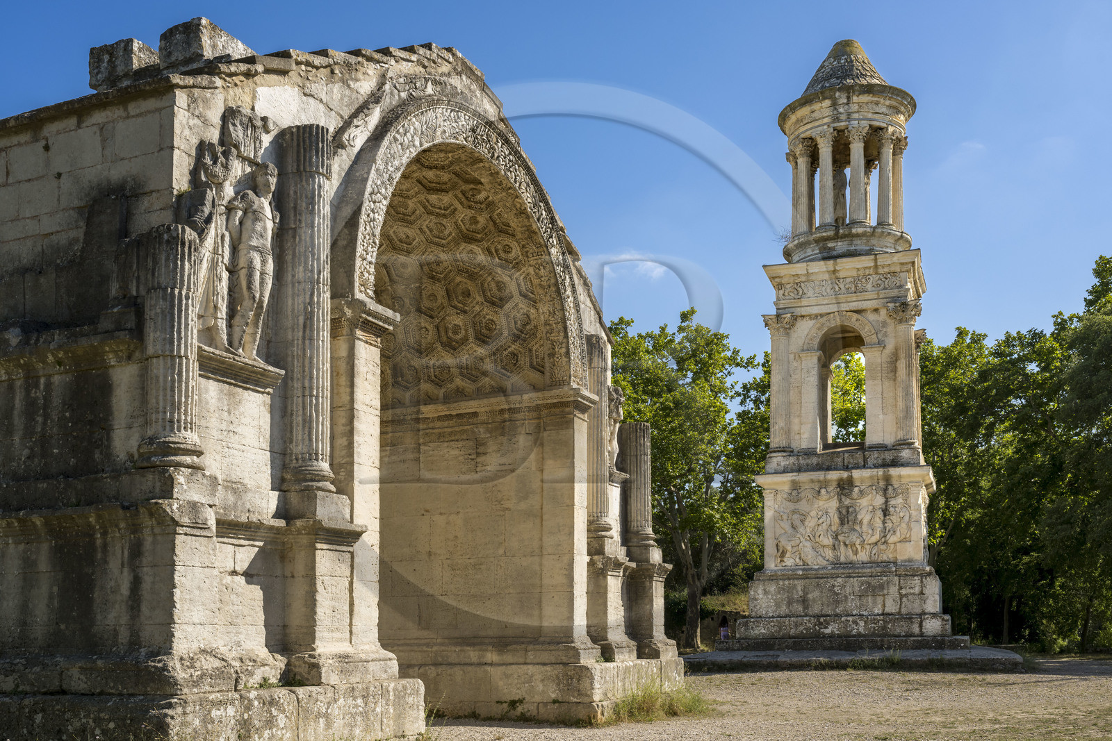 France, Bouches-du-Rhône (13), Parc Naturel Régional des Alpilles, Saint-Rémy-de-Provence, les Antiques de Glanum, cénotaphe gallo-romain érigé entre -30 et -20 av J.-C. élevé à la mémoire d'un homme de la famille des Julii et l'arc municipal de Glanum, arc de triomphe romain