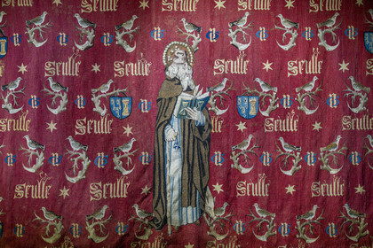 France, Côte-d'Or (21), Beaune, zone classée Patrimoine Mondial de l'UNESCO, Hospices de Beaune, l'Hôtel-Dieu, détail de la Tapisserie de saint Antoine de la fin du XVe siècle, la devise galante “Seulle étoile” rappelle que l'épouse Guigone de Salins du chancelier Nicolas Rolin était la seule dame de ses pensées, l’astre qui montrait la voie du salut, la première référence reste néanmoins la Vierge Marie