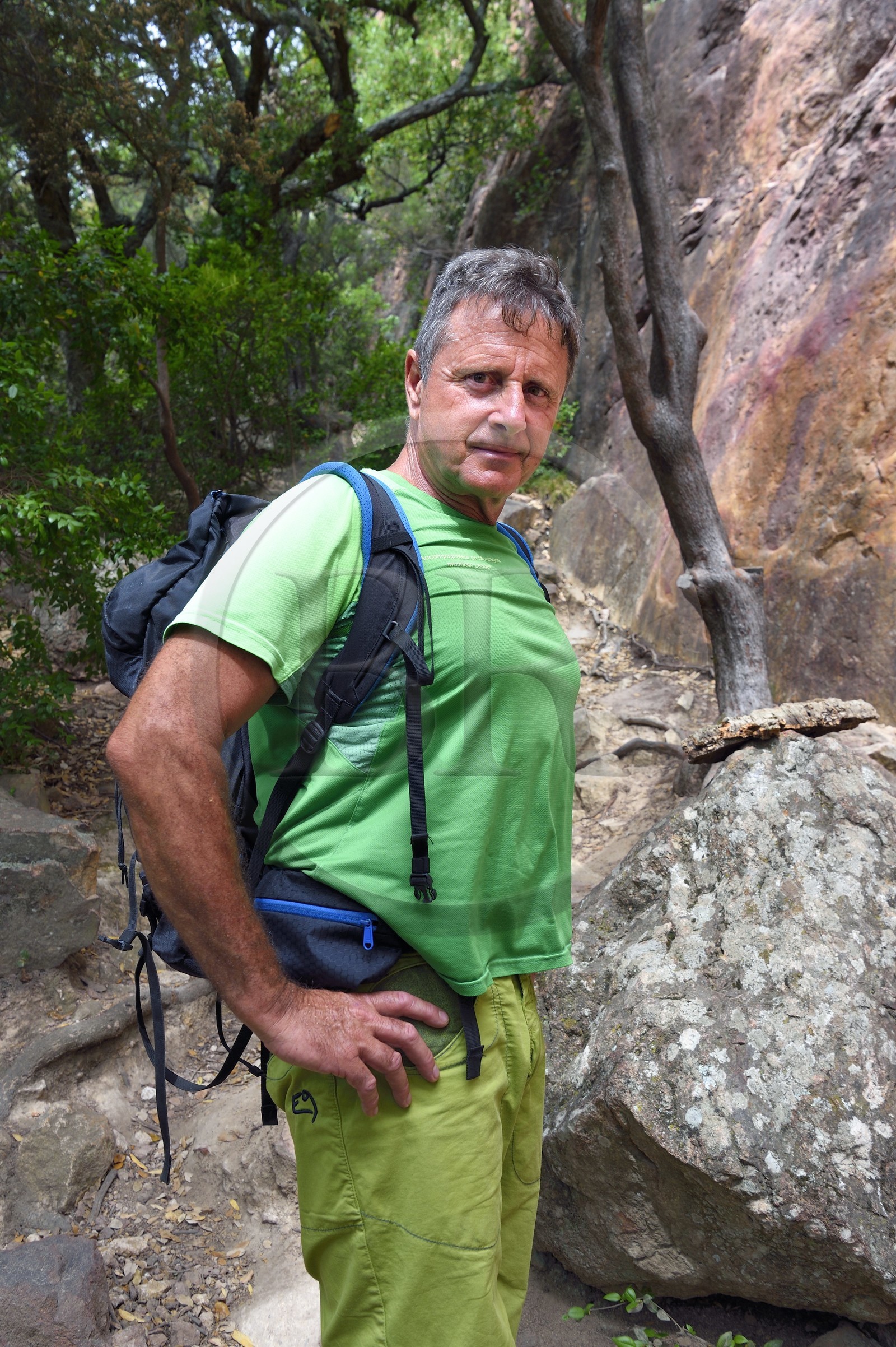 France, Var (83), entre Bagnols-en-Forêt et Roquebrune-sur-Argens, randonnée dans les Gorges du Blavet, le guide accompagnateur Eric Gorlet