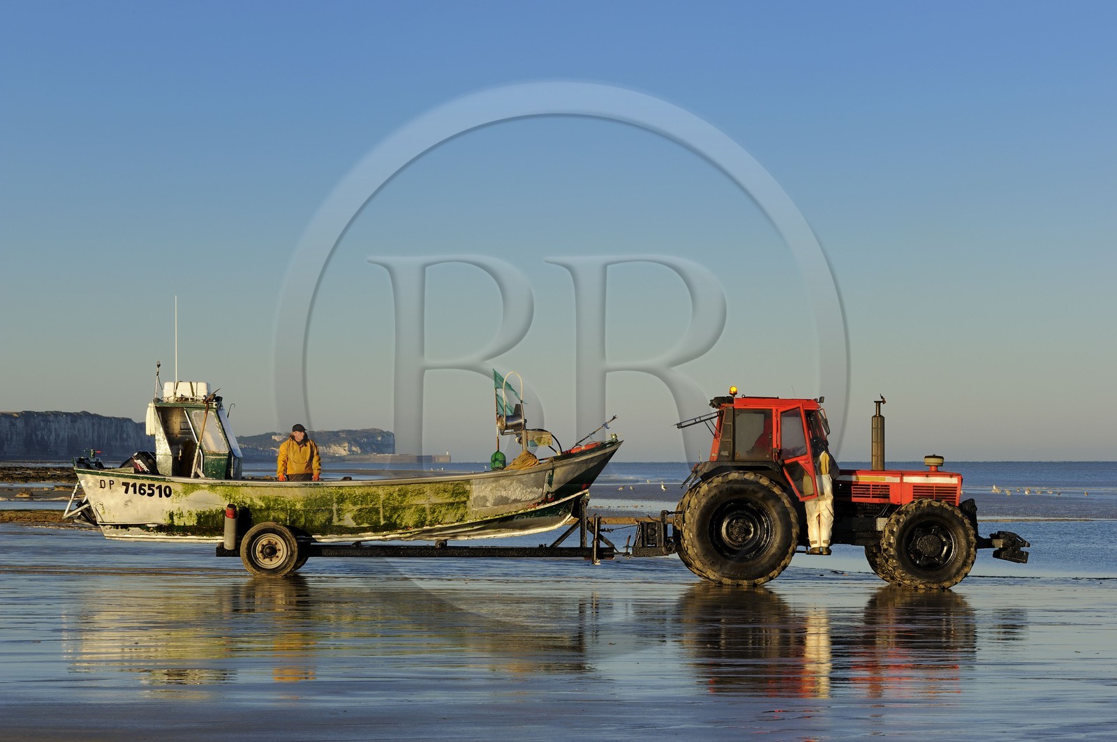 France, Seine-Maritime (76), Veules-les-Roses, départ à la pêche à bord du bateau La Pomme tiré par un tracteur sur la plage