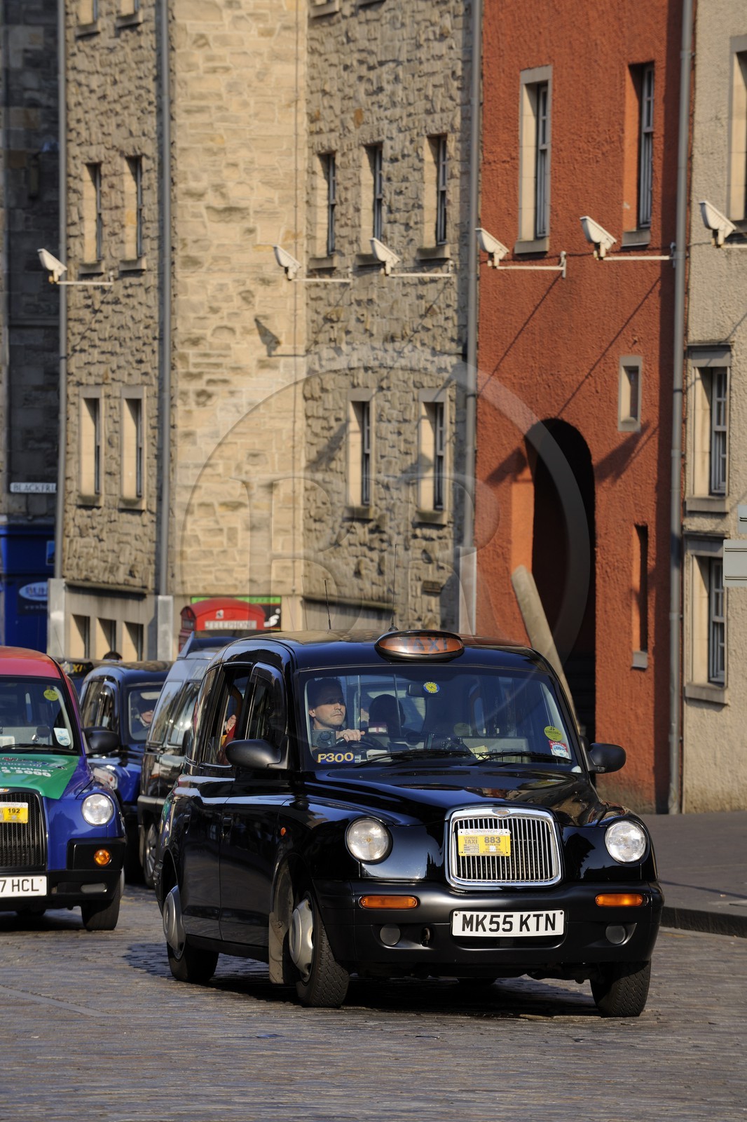 Royaume-Uni, Ecosse, Edimbourg, The Royal Mile, High street, taxi