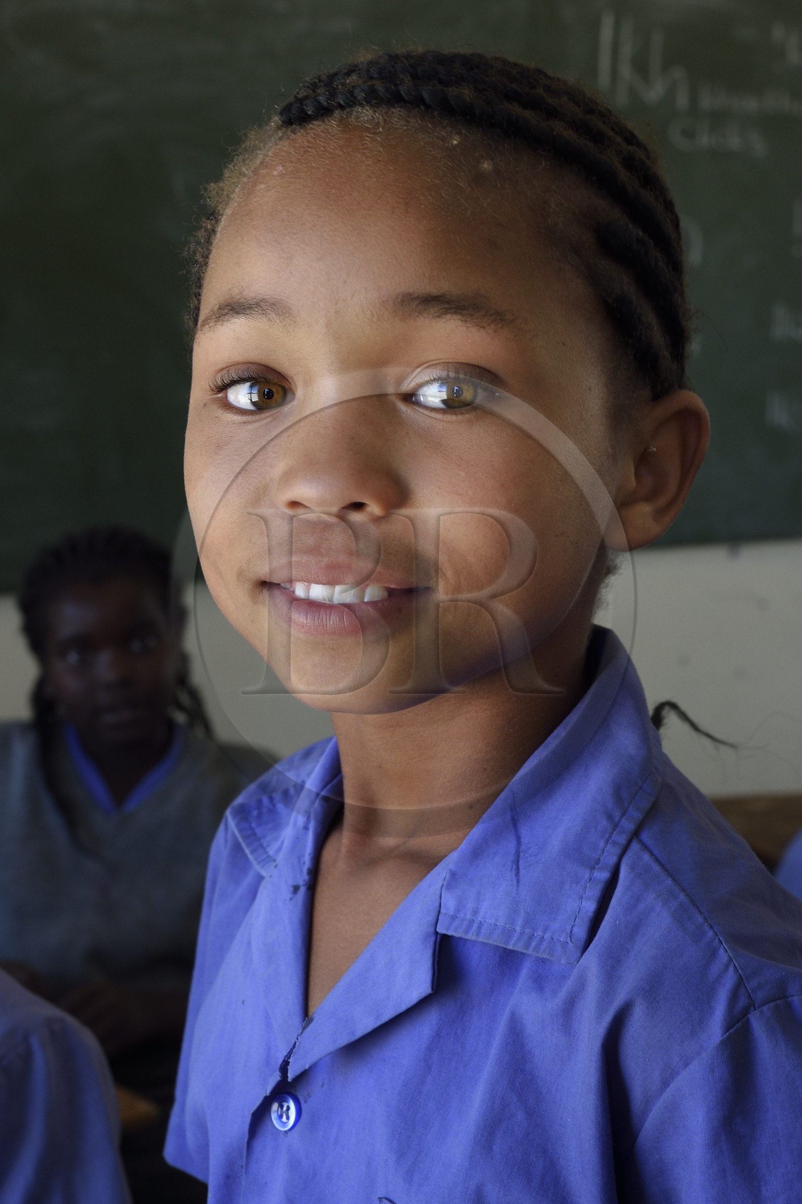 Namibie, région de Erongo, Damaraland, le Spitzkoppe dans le désert du Namib, Ecole primaire de Katora (Katora Primary School), jeune fille dans la salle de classe grade 4 (autour de 11 ans)
