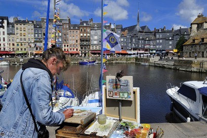 France, Calvados (14), Honfleur, le Vieux-Bassin, le quai Sainte-Catherine vu depuis le quai Saint-Etienne, peintre professionnel