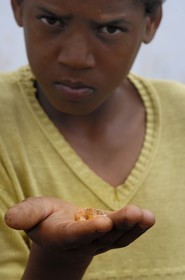 Brésil, Etat du Minas Gerais, région de Ouro Preto, mine à ciel ouvert de pierres précieuses, topaze impériale trouvée sur place tel quel par un prospecteur appellé Garimpero (Route de l'or, Estrada Real)
