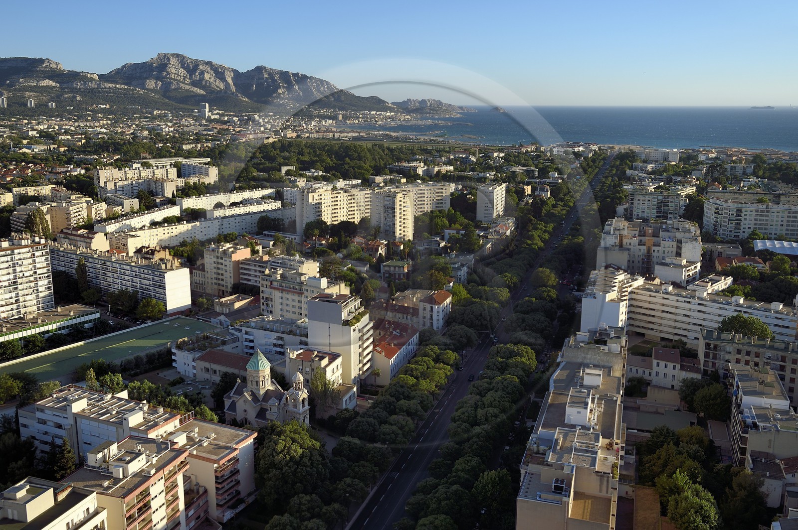 France, Bouches-du-Rhône (13), Marseille, l'avenue du Prado qui mêne à la plage du Prado, la Cathédrale Apostolique Arménienne Saint Sahak et Saint Mesrob Serpotz Tarkmantchaz (Saints traducteurs) au premier plan à gauche