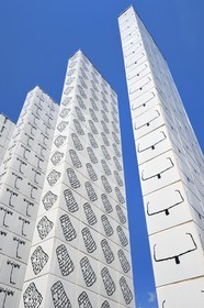France, Alpes-Maritimes (06), vallée de la Roya, Tende, musée départemental des Merveilles, détail de la facade et du parvis ornés de motifs rupestre de la vallée des Merveilles