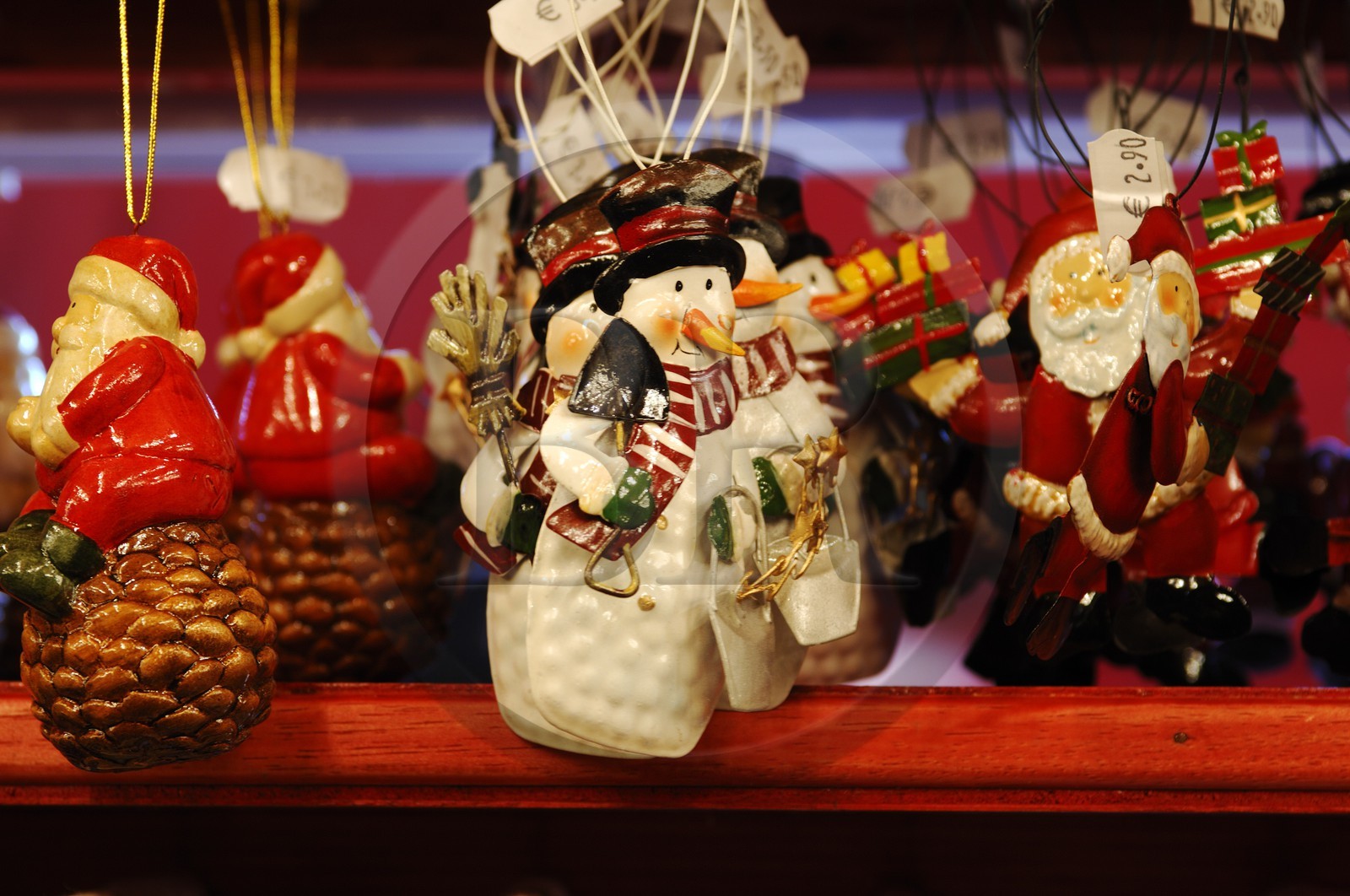France, Bas Rhin (67), Strasbourg, vente d'objets decoratifs dans les cabanes du Marché de Noel