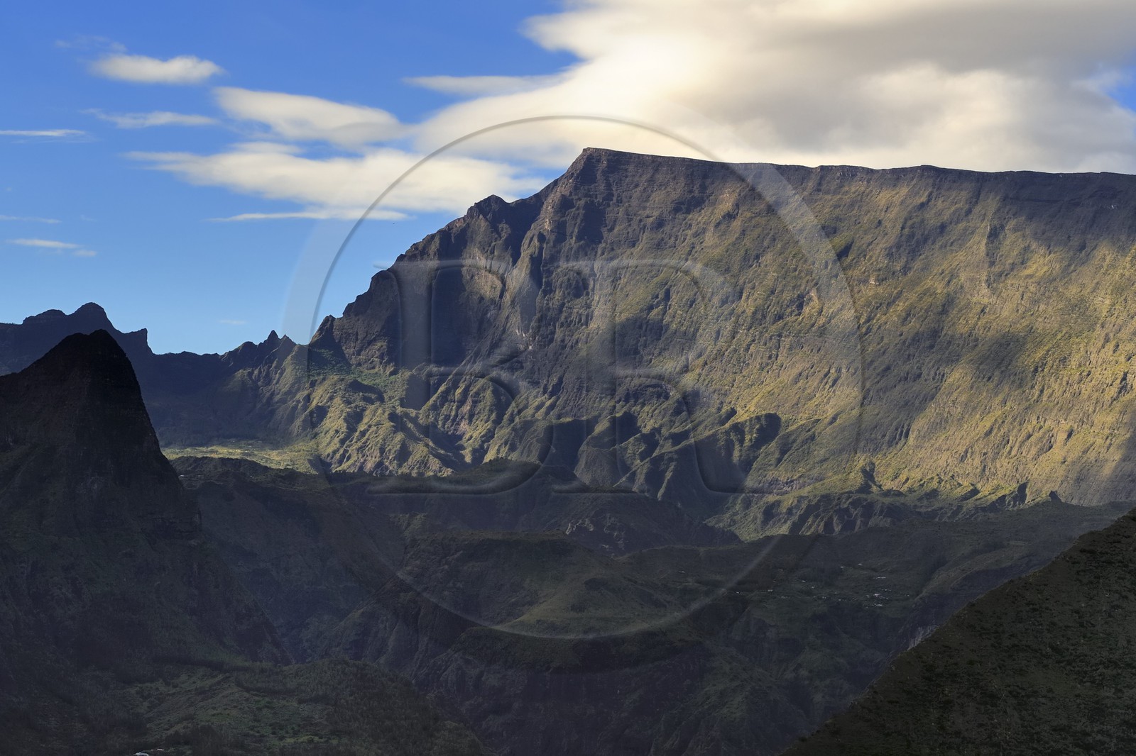 France, Ile de la Reunion, le cirque de Mafate, classé Patrimoine Mondial de l'UNESCO, et le Rempart du Maïdo (vue aérienne)