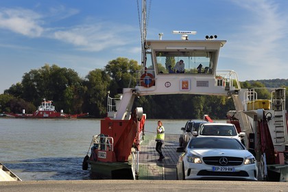 France, Seine-Maritime (76), Pays de Caux, Parc naturel régional des Boucles de la Seine normande, traversée du bac auto sur la Seine à Yainville