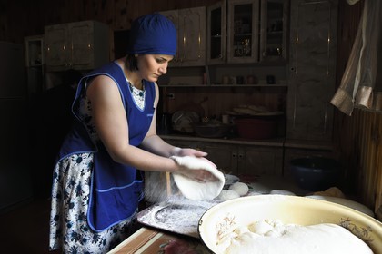 Géorgie, Haute Svanétie (Zemo Svaneti), Mestia, Natia Loukhoutachvili prépare le pain dans sa cuisine