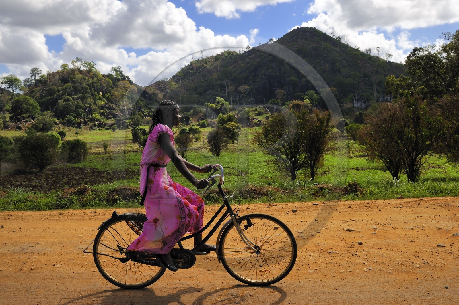 Tanzania, Morogoro district, Uluguru mountains, cycliste on the Matombo track