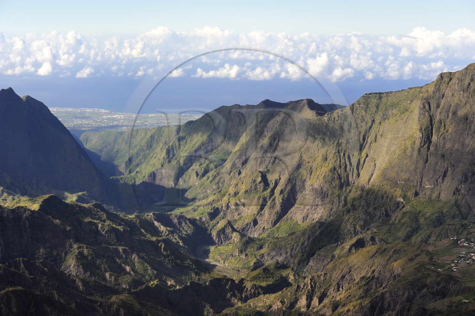 France, Ile de la Reunion, le cirque de Cilaos, classé Patrimoine Mondial de l'UNESCO, et la côte ouest vers Saint-Louis en arrière plan (vue aérienne)