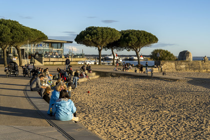 France, Loire-Atlantique, Saint-Nazaire, La Plage café at the end of the West jetty, place du Commando