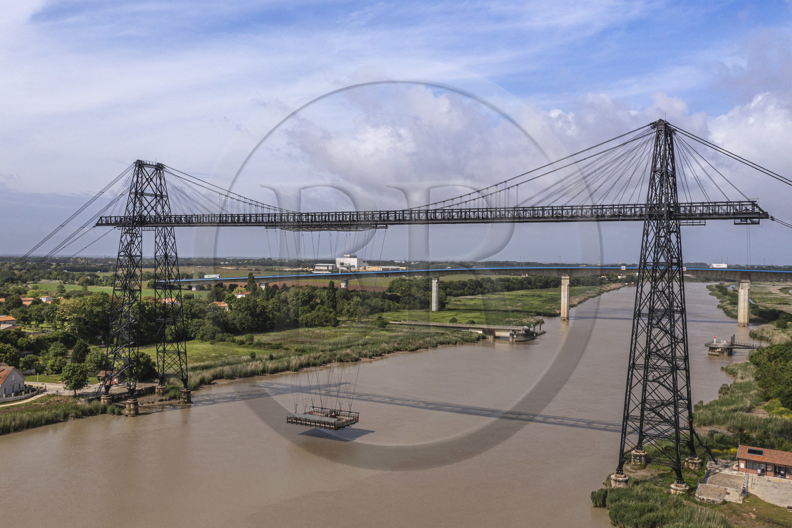 France, Charente-Maritime (17), Rochefort, le pont transbordeur de Rochefort (ou Martrou) construit par Ferdinand Arnodin en 1900, la nacelle en translation au dessus du fleuve Charente (vue aérienne)