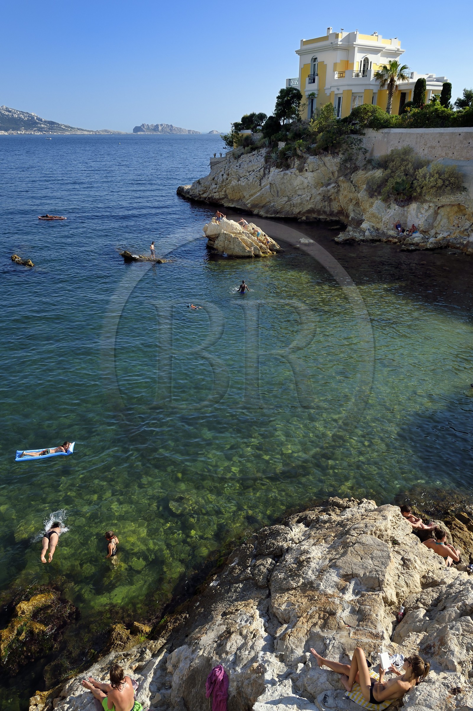 France, Bouches-du-Rhône (13), Marseille, quartier d'Endoume, Malmousque, Anse de Maldormé dominé par la Villa Petite Ourse, bronzage seins nus sur un rocher