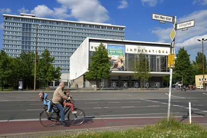 Allemagne, Berlin, la Karl-Marx Allee est la plus grande artère du pays menant d'Alexanderplatz à Frankfurter Tor et le régime communiste y faisait défiler son armée chaque année, la salle de cinéma Kino International