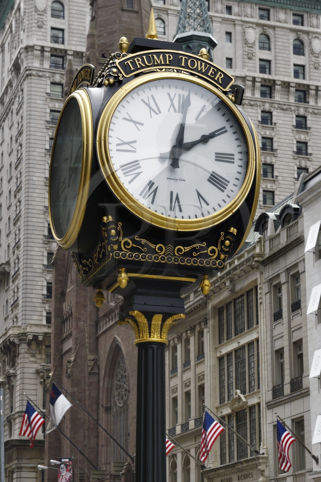 Etats-Unis, New York, Manhattan, horloge sur la 5ème Avenue
