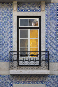 Portugal, Lisbonne, quartier du Miradouro de Santa Catarina dans les hauteurs du quartier de Bica, facade de maison couverte d'azulejos