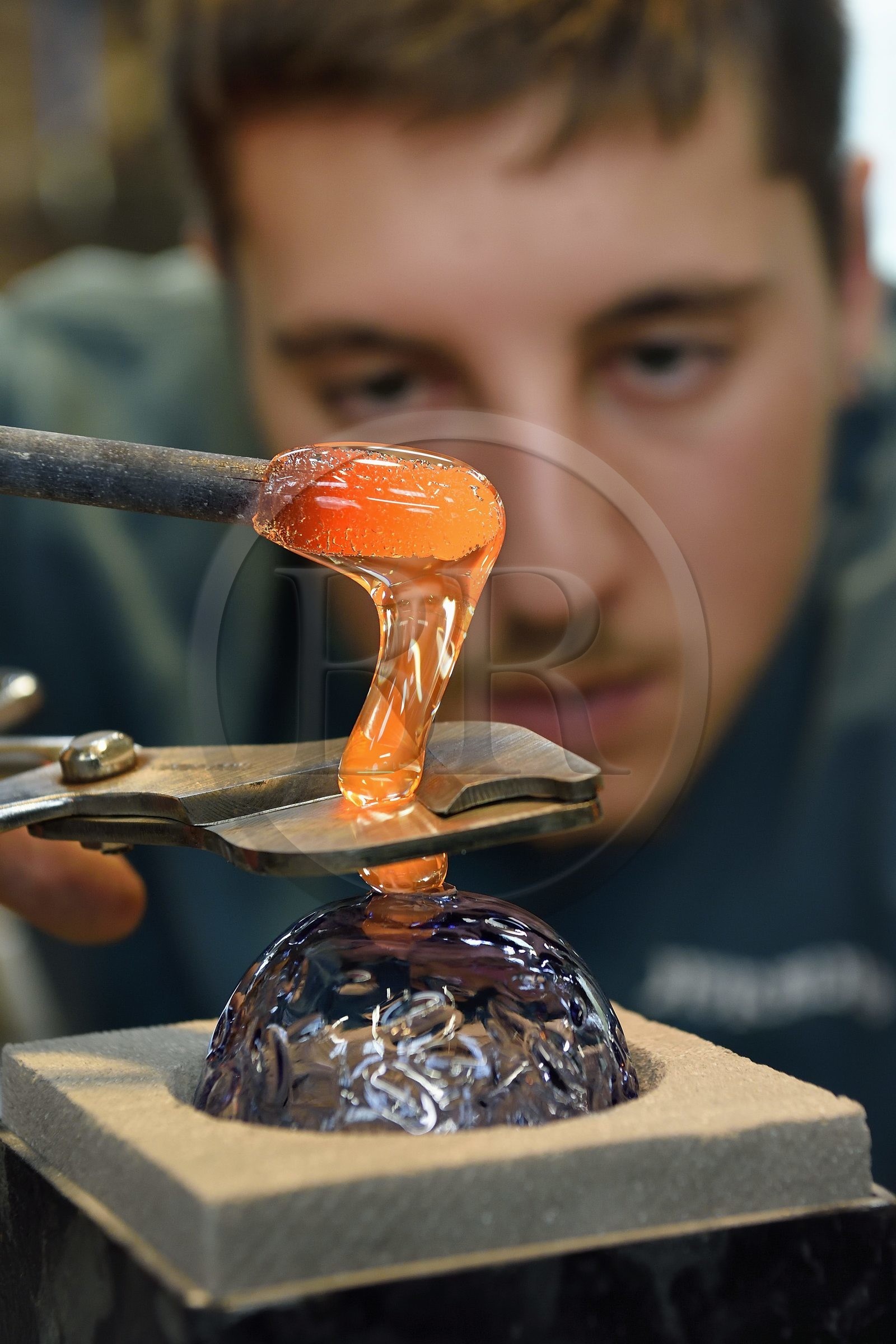 France, Moselle (57), Meisenthal, Centre international d’Art verrier (CIAV), l'atelier de soufflage, fabrication artisanale d'une boule de Noël, pose de la pastille pour la création du crochet en verre