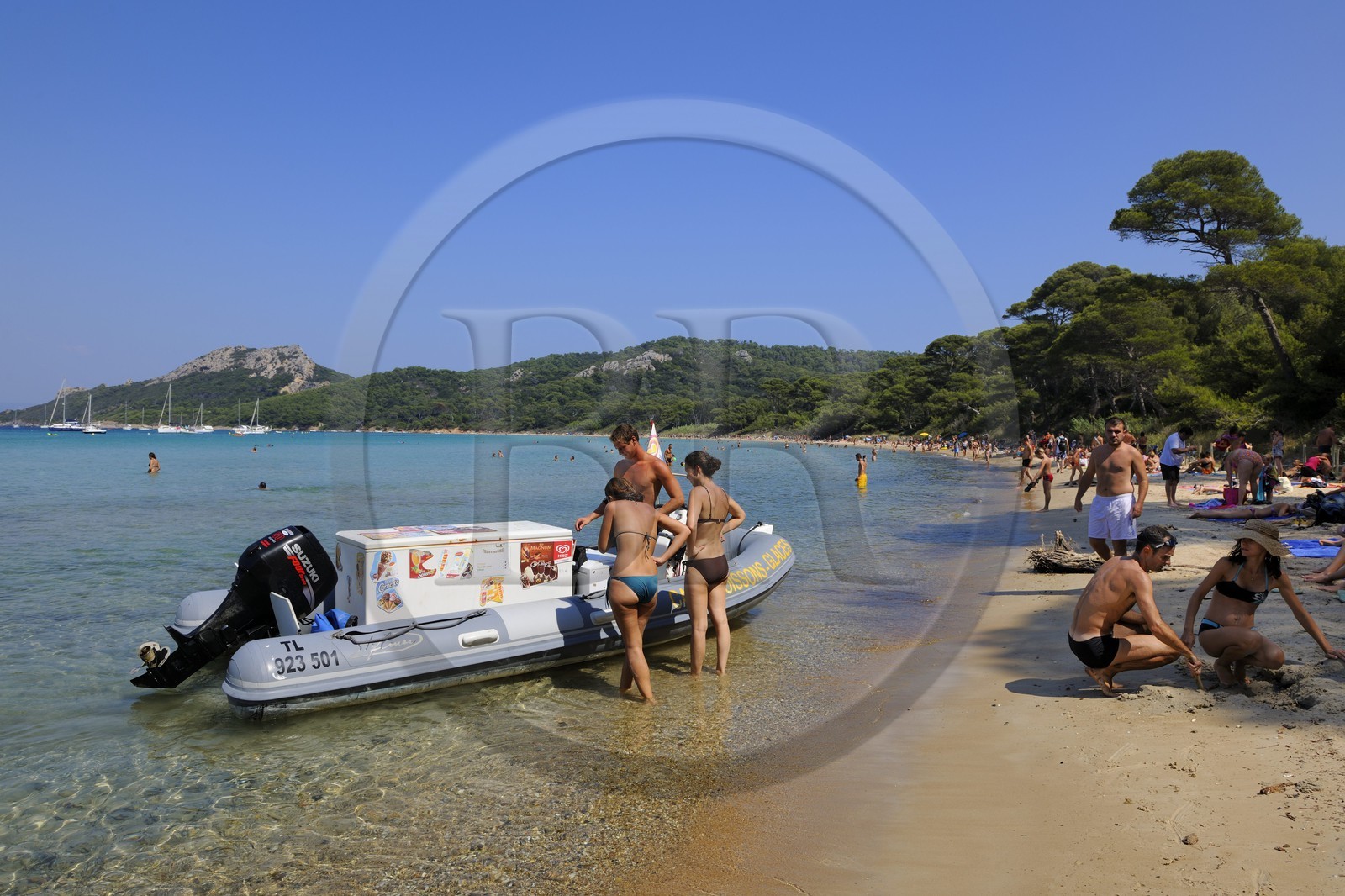 France, Var (83), Iles d'Hyères, parc national de Port-Cros, île de Porquerolles, la Plage Notre Dame, vacanciers devant le bateau-magasin de glaces