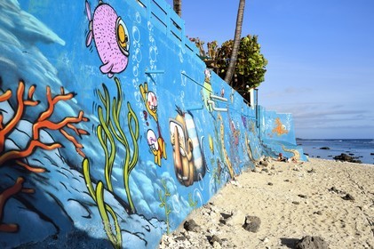 France, Ile de la Reunion, ville de Saint-Pierre, fresque Street Art par les artistes ADOR et JACE sur un mur de la plage