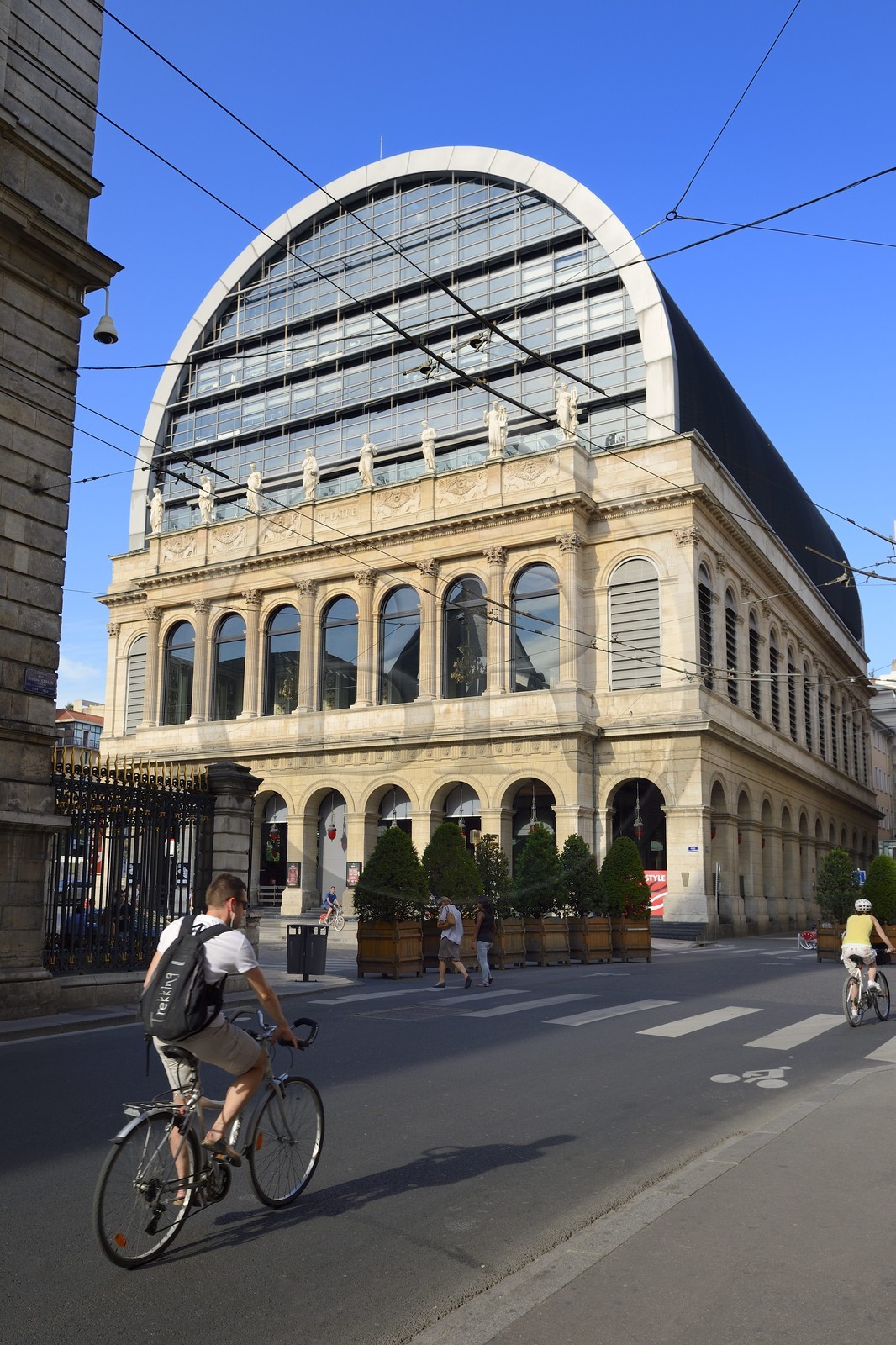 France, Rhône (69), Lyon, site historique classé Patrimoine Mondial de l'UNESCO, façade de l'opéra de Lyon par l'architecte Jean Nouvel, les muses du fronton
