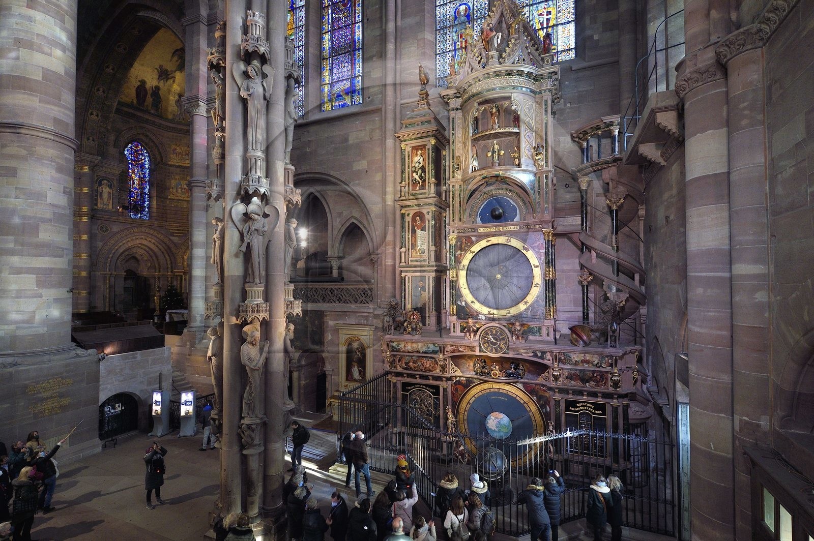 France, Bas-Rhin (67), Strasbourg, vieille ville classée au Patrimoine Mondial de l'UNESCO, la cathédrale Notre-Dame, bras sud du transept, le pilier des Anges construit vers 1230 et l'horloge astronomique