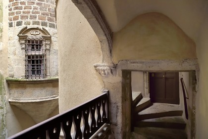 France, Haute-Loire (43), Le Puy-en-Velay, étape classée Patrimoine Mondial de l'UNESCO dans le cadre des chemins de Compostelle, rue Courrerie dans la ville Basse, cour intérieure et escalier de l'Hotel des Arcis de Chazourne (XVIe siècle)