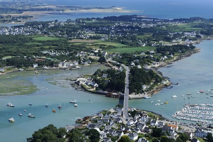 France, Morbihan (56), La Trinité-sur-Mer, le port et la rivière de Crac'h (vue aérienne)