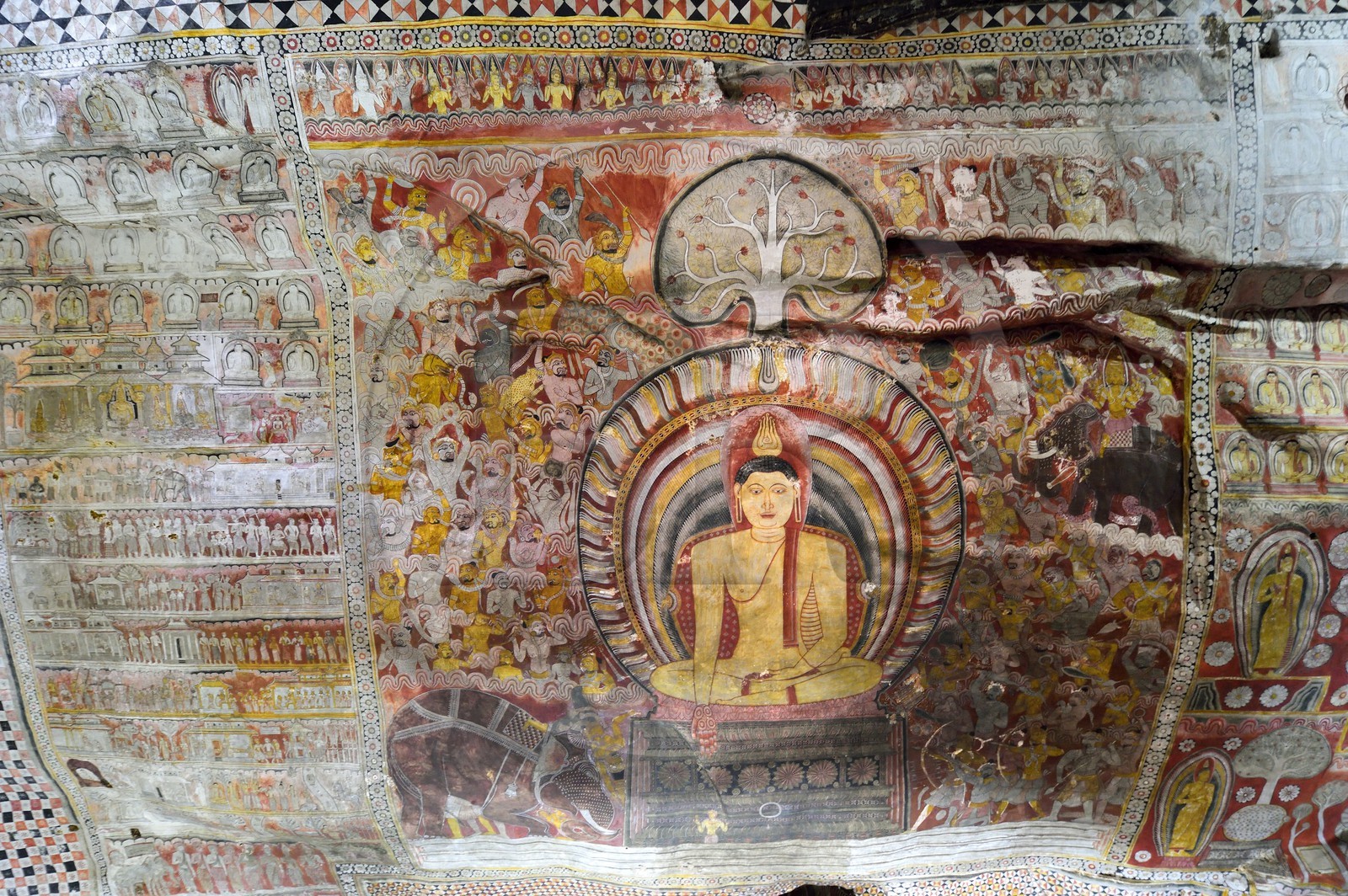 Sri Lanka, province du centre, district de Matale, Dambulla, Temple du Rocher Royal aussi appelé Ran Giri (Rocher doré) classé patrimoine mondial de l'UNESCO, la grotte n°2 Maharaja Viharaya, détail des fresques sur les paroies de la grotte