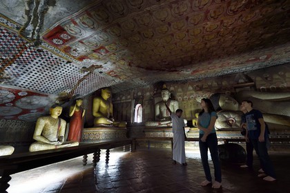 Sri Lanka, province du centre, district de Matale, Dambulla, Temple d'Or, Temple du Rocher Royal aussi appelé Ran Giri (Rocher doré) classé patrimoine mondial de l'UNESCO, la grotte n°2 Maharaja Viharaya est la plus vaste, Bouddha assis les mains jointes en forme de coupe dans la position méditative du dhyana mudra