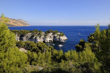France, Bouches-du-Rhône (13), Cassis, presqu'île de Port Miou et les falaises du Cap Canaille en arrière plan