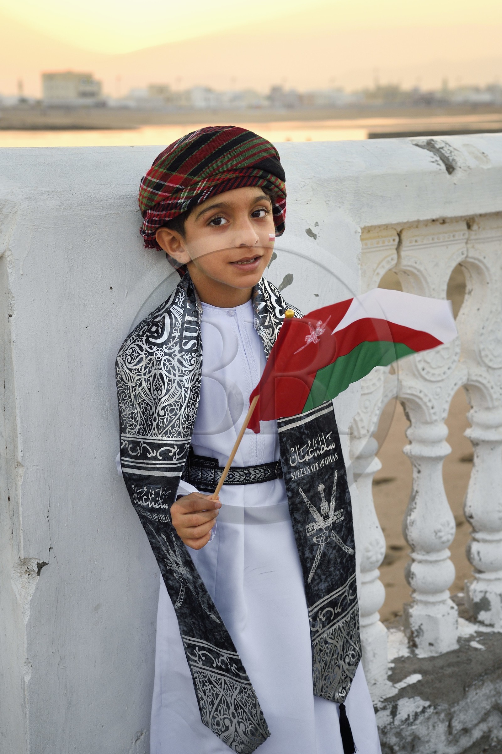 Sultanat d'Oman, gouvernorat de Ash Sharqiyah du Sud, ville et port de Sour, le vieux quartier de pêcheurs de Al Ayjah, Jassin, jeune omanais en habit traditionnel à l'occasion de la fête nationale du 18 novembre