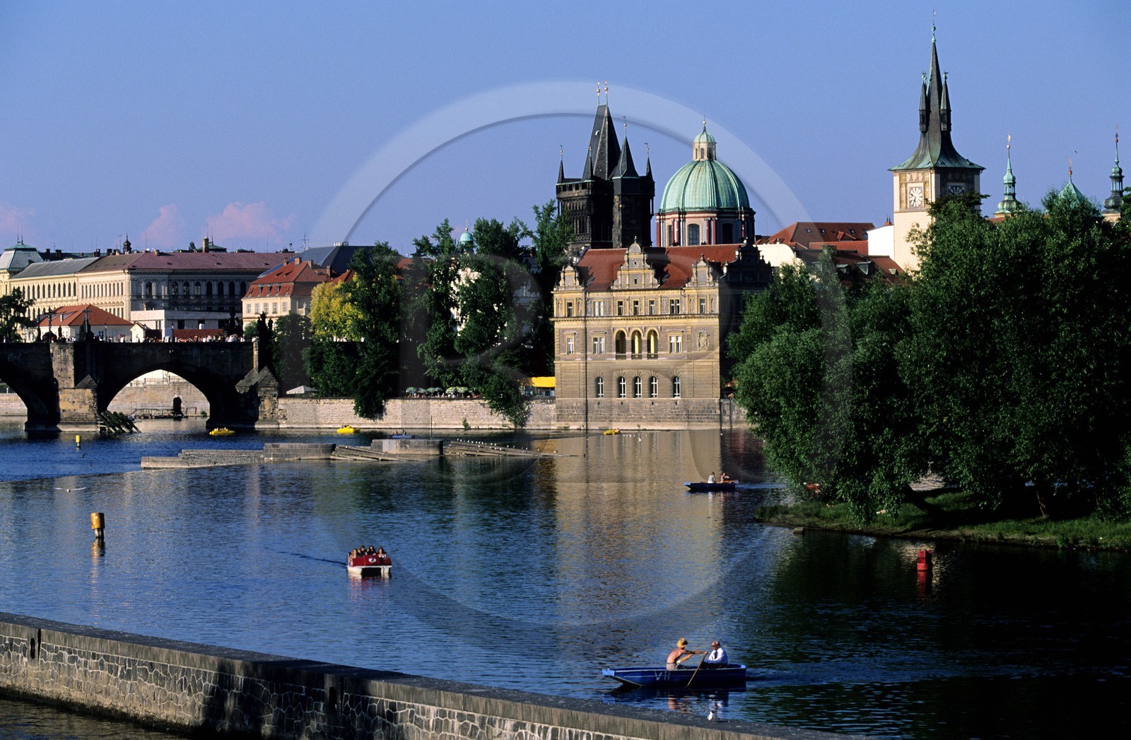 République Tchèque, Prague, le quartier de Staré Mesto, la Vltava aux abords du Pont Charles