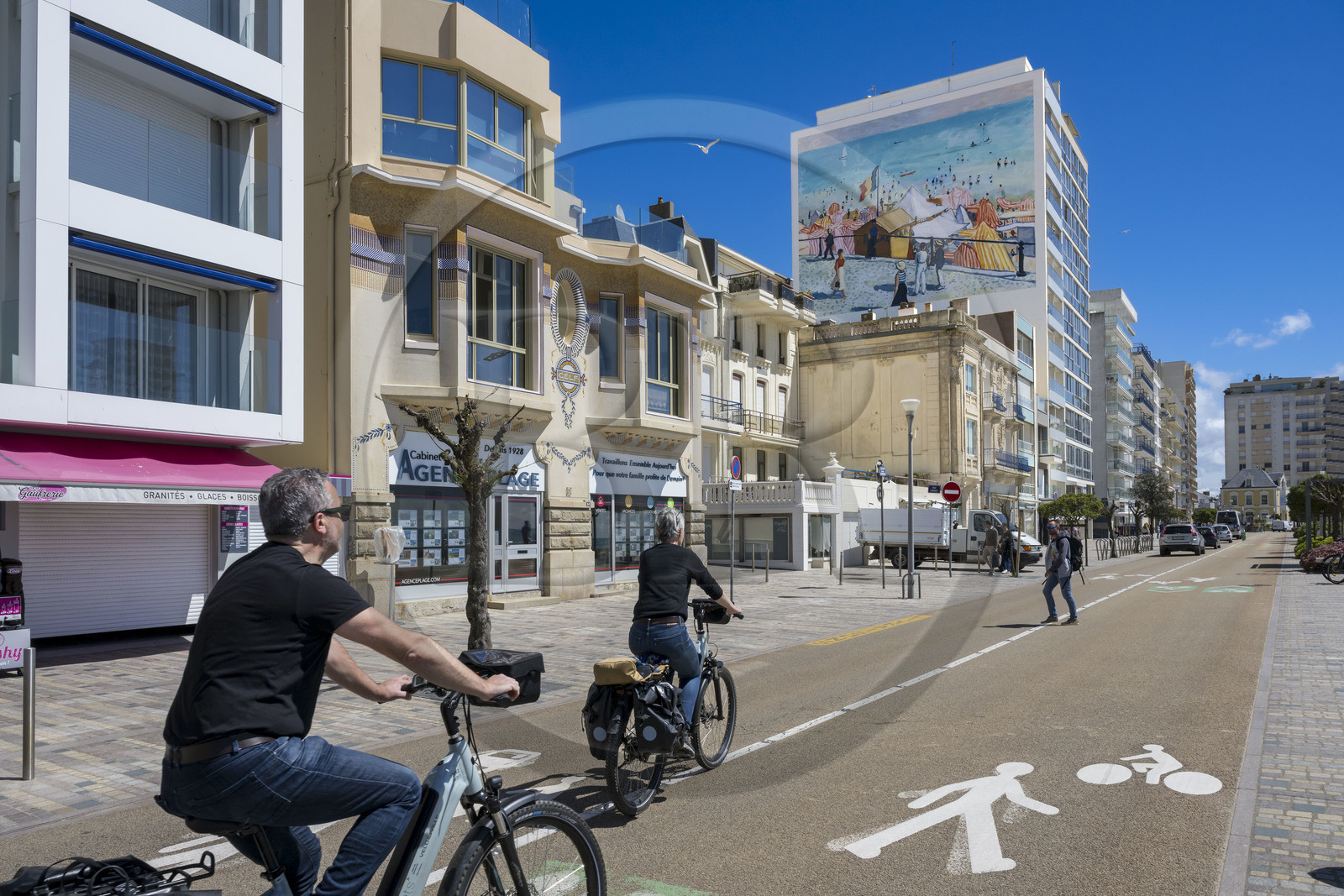 France, Vendée (85), Les-Sables-d'Olonne, cycliste sur la piste de la véloroute Vendée Vélo Tour et Vélodyssée, fresque le long du Remblai sur le front de mer