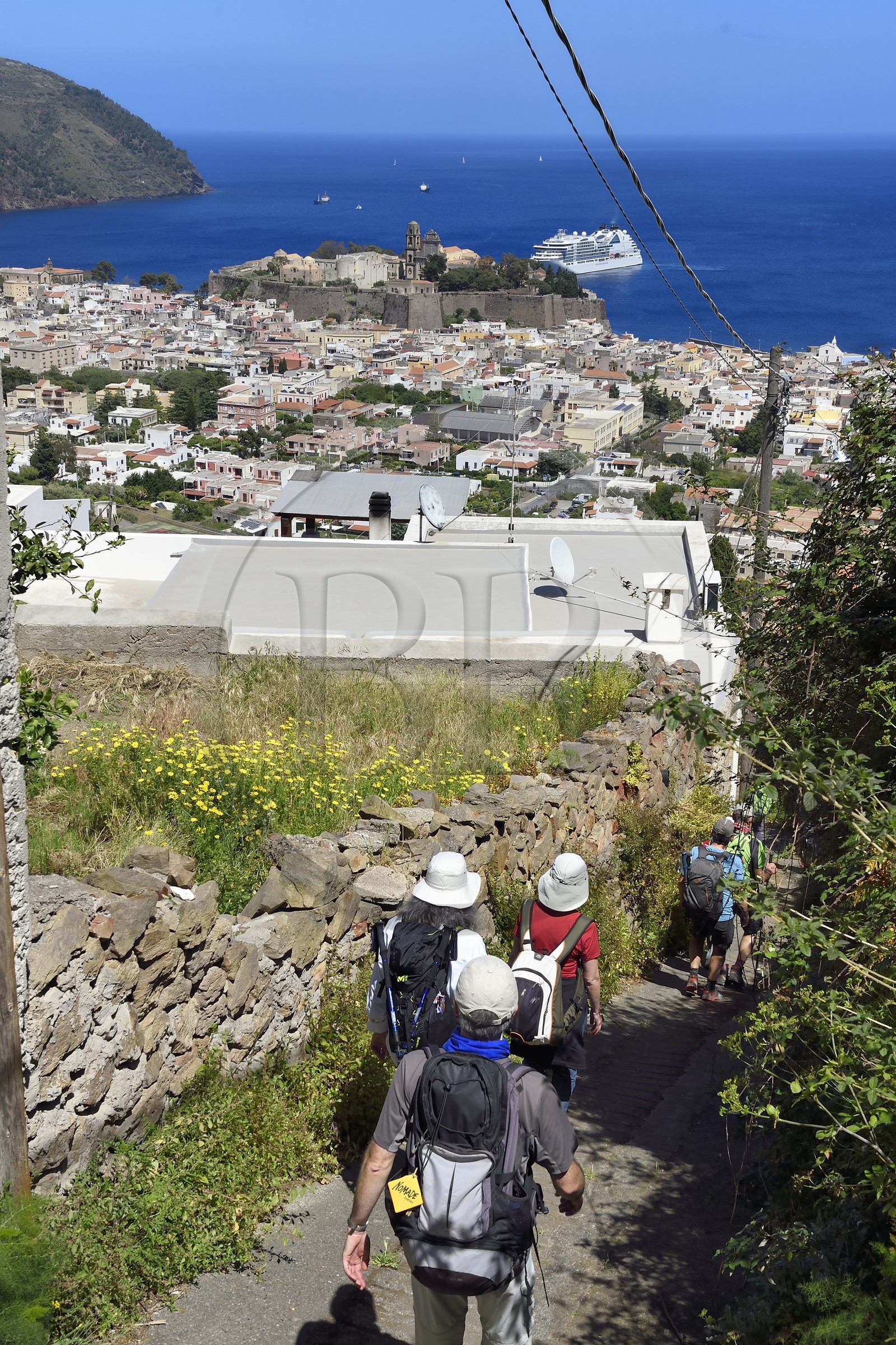 Italie, Sicile, iles Eoliennes, classées Patrimoine Mondial de l'UNESCO, Ile de Lipari, randonneurs redescendant vers la ville de Lipari