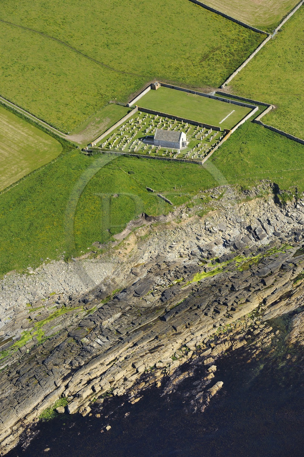 Royaume-Uni, Ecosse, Iles Orcades, Ile de Papa Westray, cimetière marin (vue aérienne)
