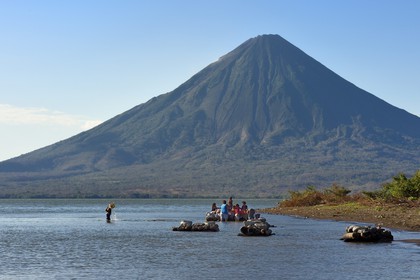 Nicaragua, Ile d'Ometepe sur le lac Nicaragua, village de Merida, femme faisant sa lessive dans le lac et le volcan Conception (1610 m) en arrière plan