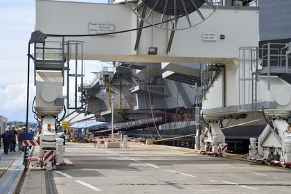 France, Var (83), Toulon, la base navale (Arsenal), le porte-avions à propulsion nucléaire Charles de Gaulle en rénovation de mi-vie