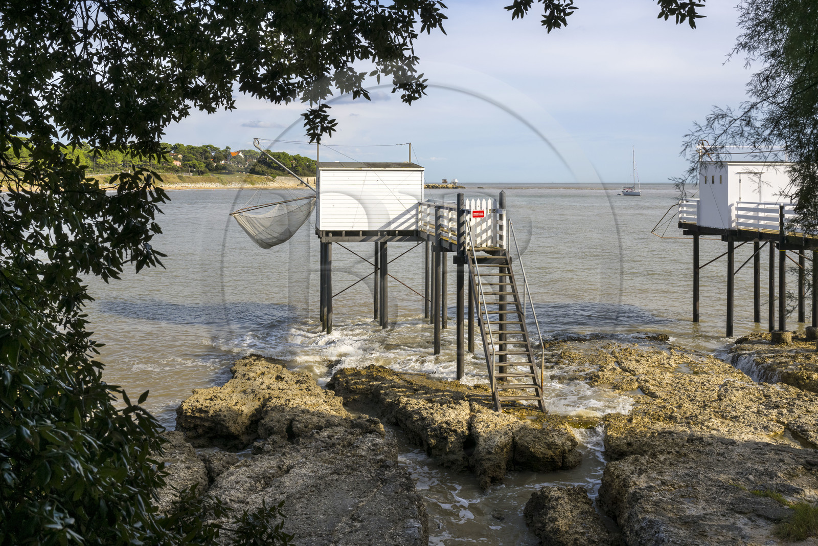 France, Charente-Maritime (17), région de Royan, Saint-Palais-sur-Mer, cabanes de pêche traditionnelle au carrelet à l'embouchure de l'estuaire de la Gironde face à l'océan Atlantique