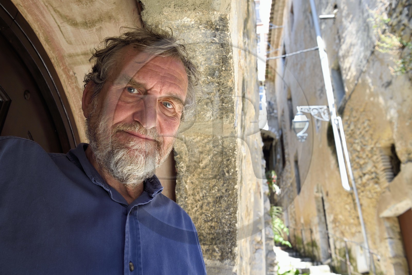 France, Alpes-Maritimes (06), Saint Paul de Vence, Olivier Kaeppelin Président de la Biennale Internationale de Saint-Paul de Vence dans la rue du Casse Cou