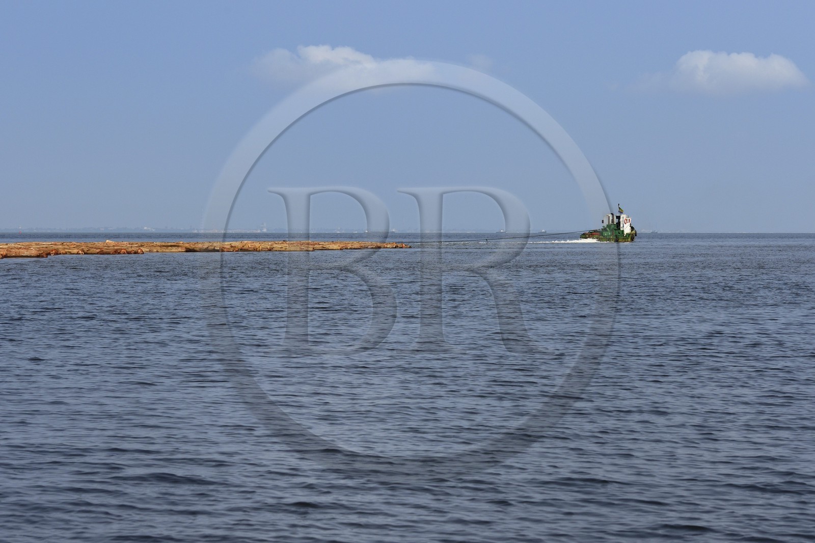 Gabon, province de Ogooué- Maritime, région de Port-Gentil, billes de bois transportées en radeau jusqu'à Port-Gentil dans la baie du Cap Lopez