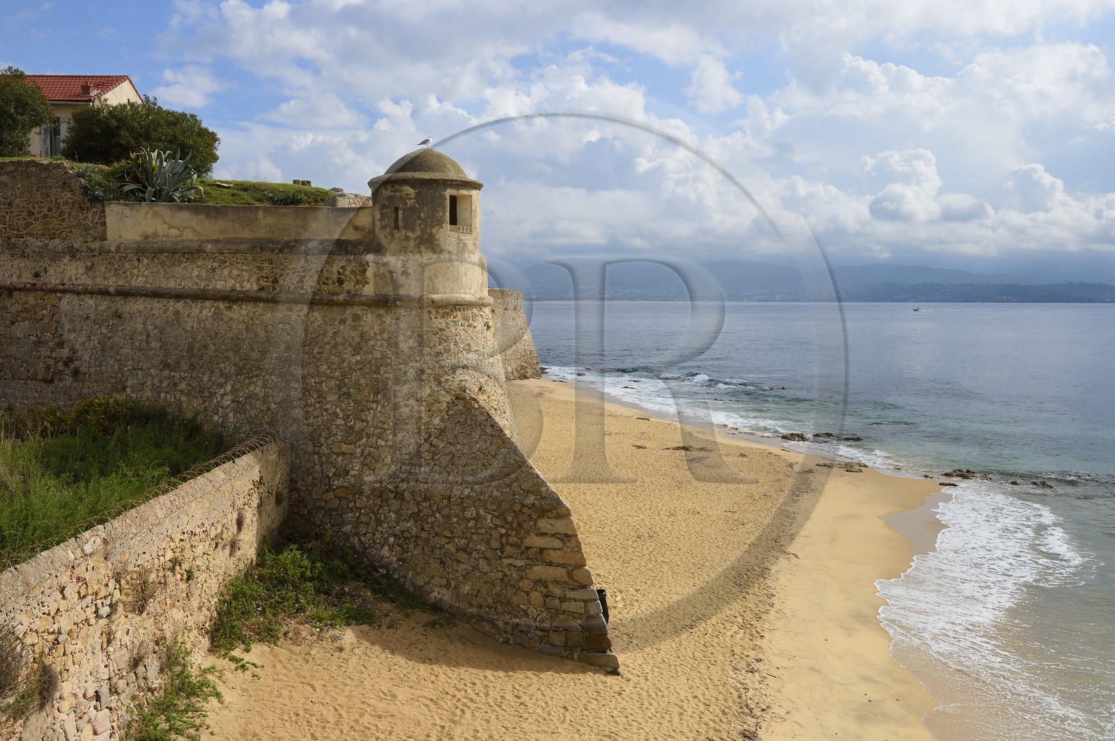 France, Corse-du-Sud (2A), Ajaccio, échauguette et remparts de la Citadelle Miollis sur la plage de la vieille ville