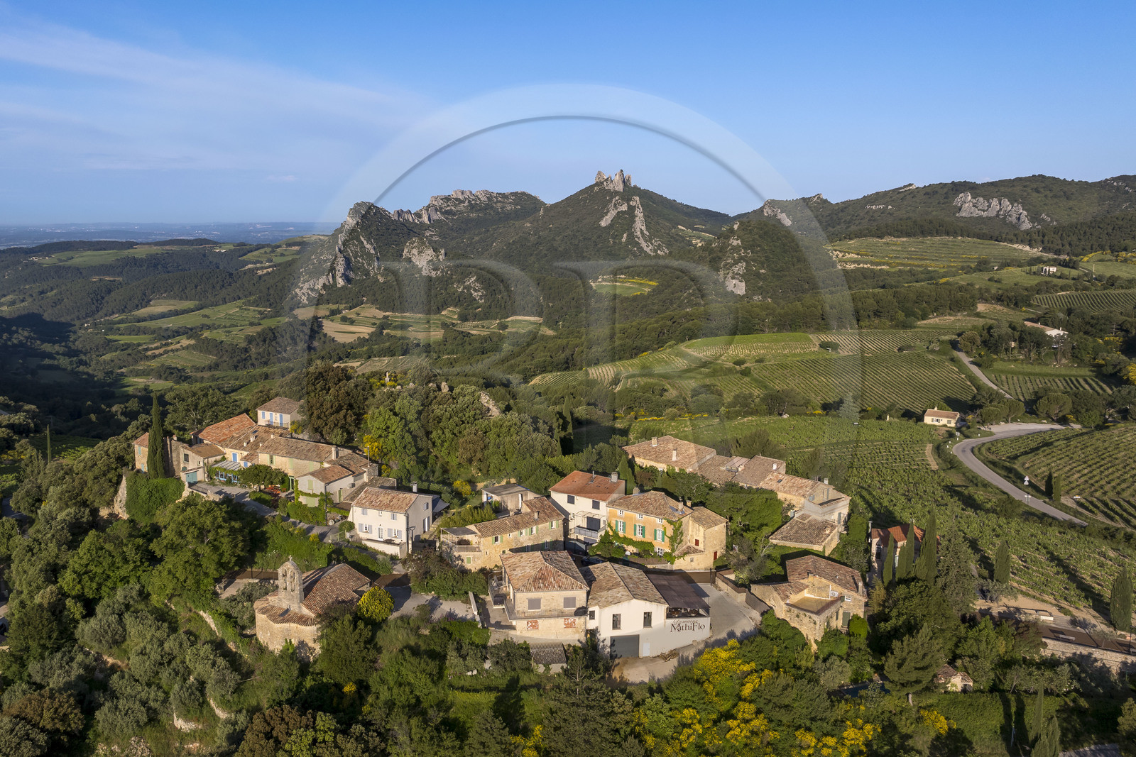 France, Vaucluse (84), Dentelles de Montmirail, le village de Suzette entouré par le vignoble, le Clapis prolongé par le Grand Montmirail à gauche, les Dentelles Sarrasines au centre et le Grand Travers à droite en arrière plan (vue aérienne)